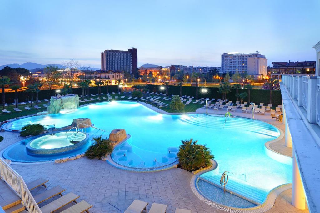 Bazén v ubytování Hotel Terme All'Alba nebo v jeho okolí