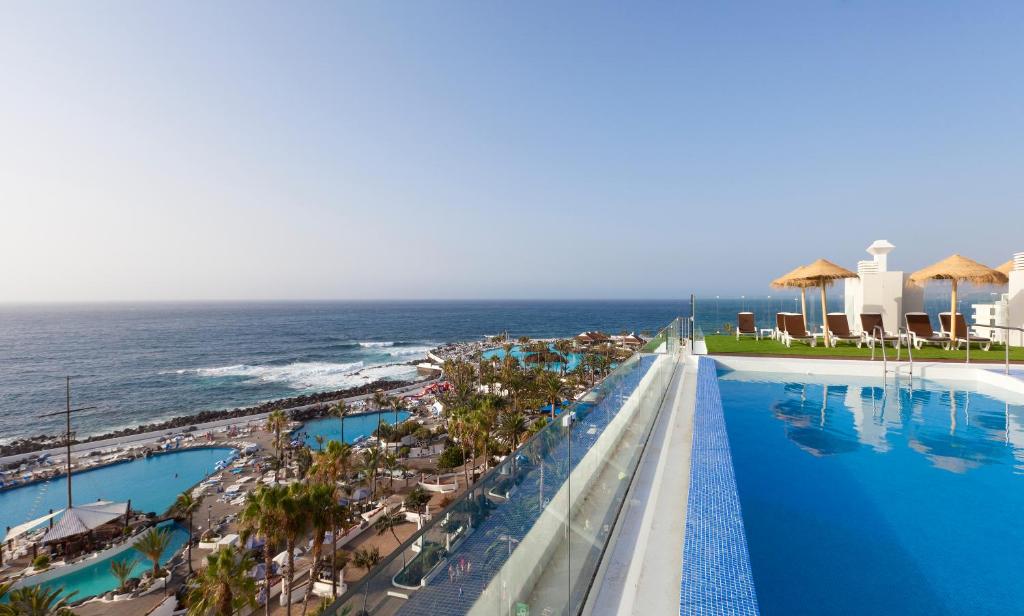 uma piscina de beiral infinito com o oceano ao fundo em Hotel Vallemar em Puerto de la Cruz