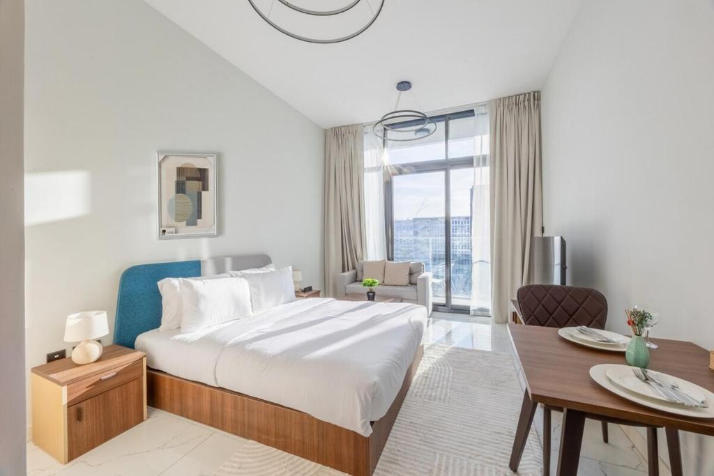 阿布扎比Bloomfields Iconic Studio at The Gate, Masdar City的白色卧室配有床、桌子和书桌