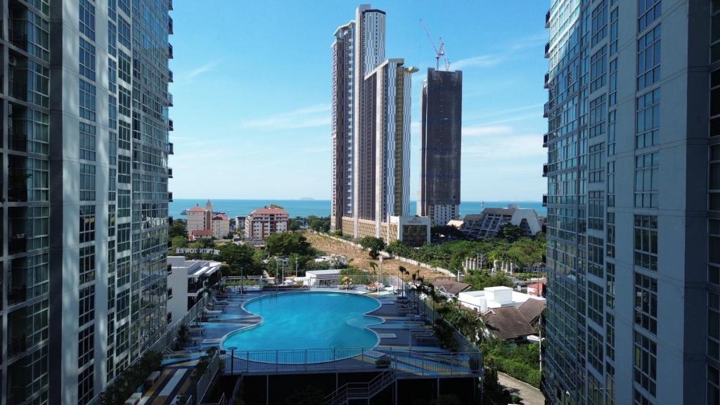 Swimmingpoolen hos eller tæt på HYBRITEL Serviced Apartment - Twin Tower Grand Jomtien Beach