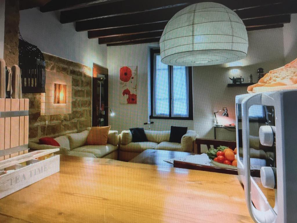 un soggiorno con divani e un tavolo in una camera di Cozy apartment Mati Alghero historic center ad Alghero