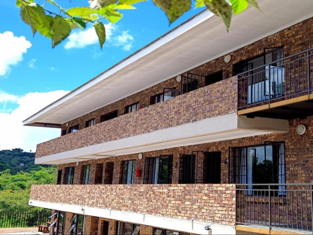 una vista esterna di un edificio con balconi di Malachite Rest a Nelspruit