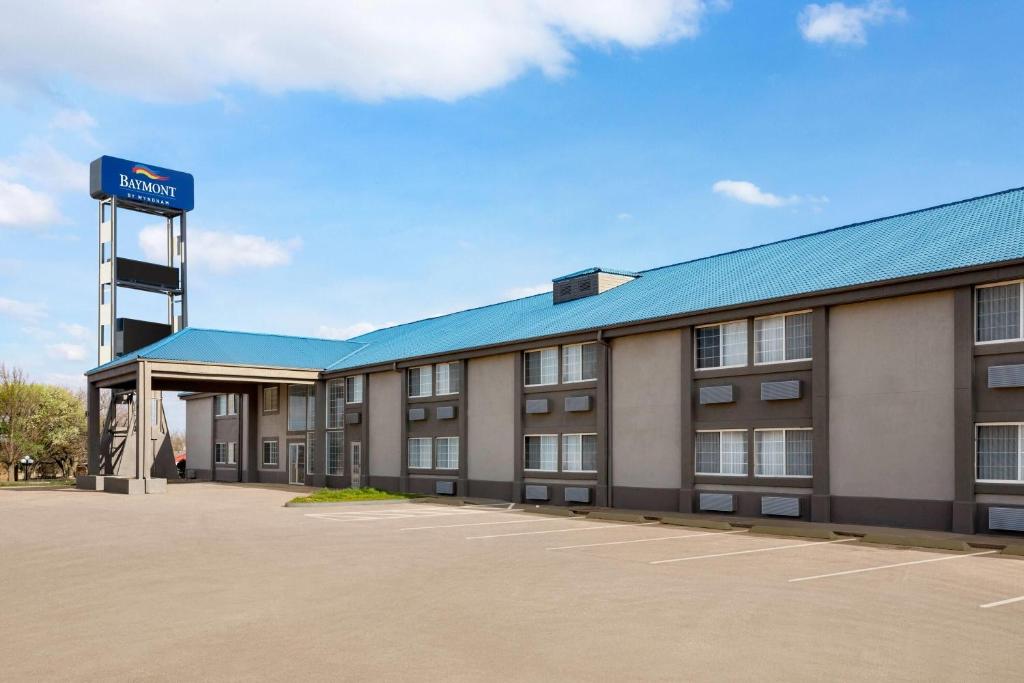 a hotel with a parking lot in front of it at Baymont by Wyndham Blackwell I-35 in Blackwell