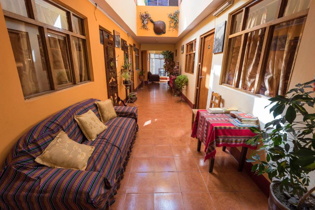 sala de estar con sofá y mesa en Hotel Galaxia en Huaraz