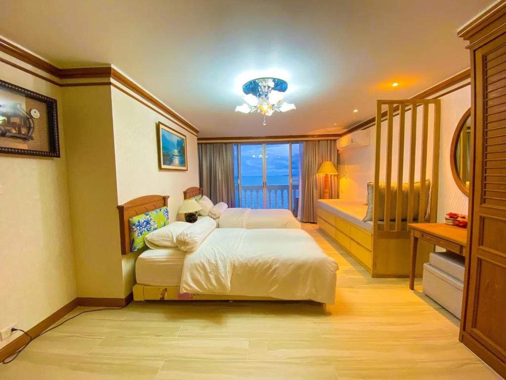 a large bedroom with two beds and a window at Gamers Residence in Ban Nong Chaeng