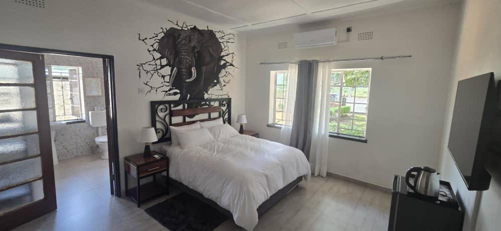 Giường trong phòng chung tại Larry's Lodge