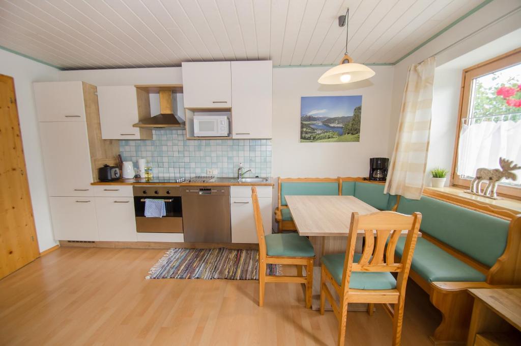 A kitchen or kitchenette at Appartementhaus LAKE VIEW by All in One Apartments