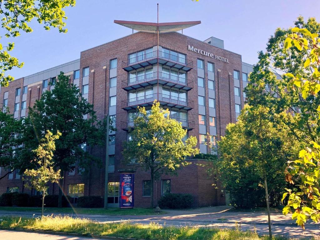 汉堡汉堡沃尔克斯公园美居酒店 的顶部有标志的建筑物