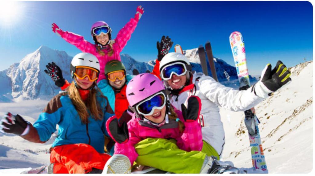 een groep mensen die poseren voor een foto in de sneeuw bij Loire-Gerbier-Mézenc in Sainte-Eulalie