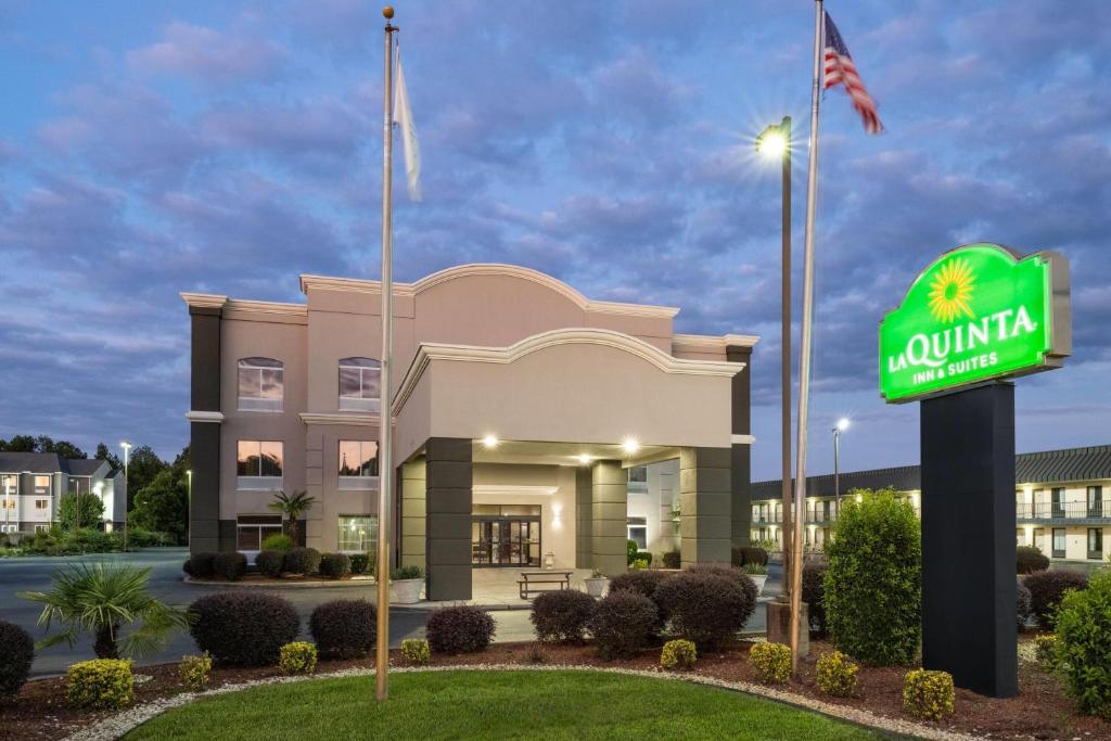 a rendering of a la quinta inn suites at La Quinta by Wyndham Florence in Florence