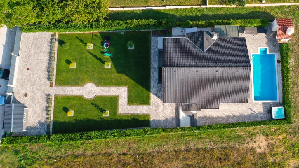 eine Draufsicht auf einen Hof mit einem Swimmingpool in der Unterkunft Villa Anteo-Split by Villas Guide in Košute