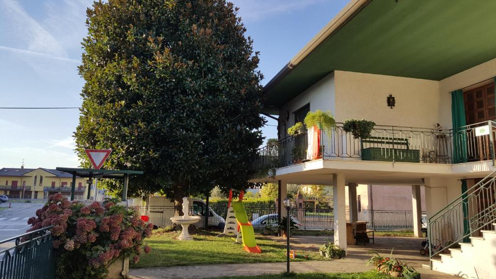 un edificio con un árbol delante de un edificio en B&B Fortuines, en Monselice