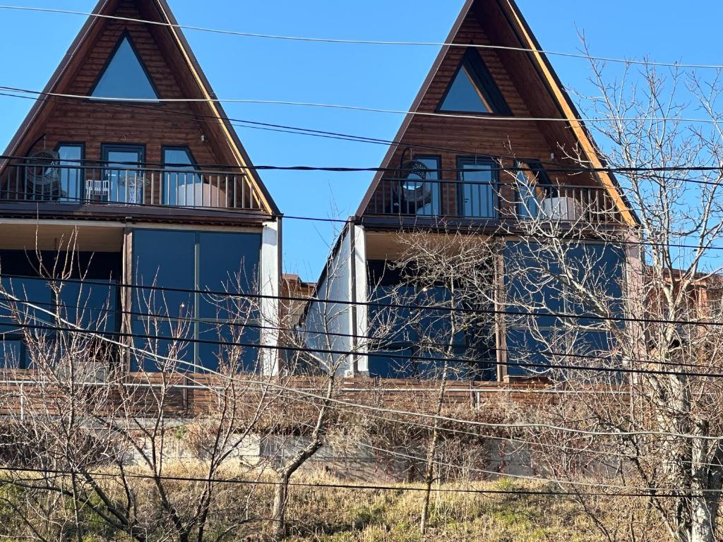 une image d'une maison aux toits triangulaires dans l'établissement Dream wood house, à Dilidjan