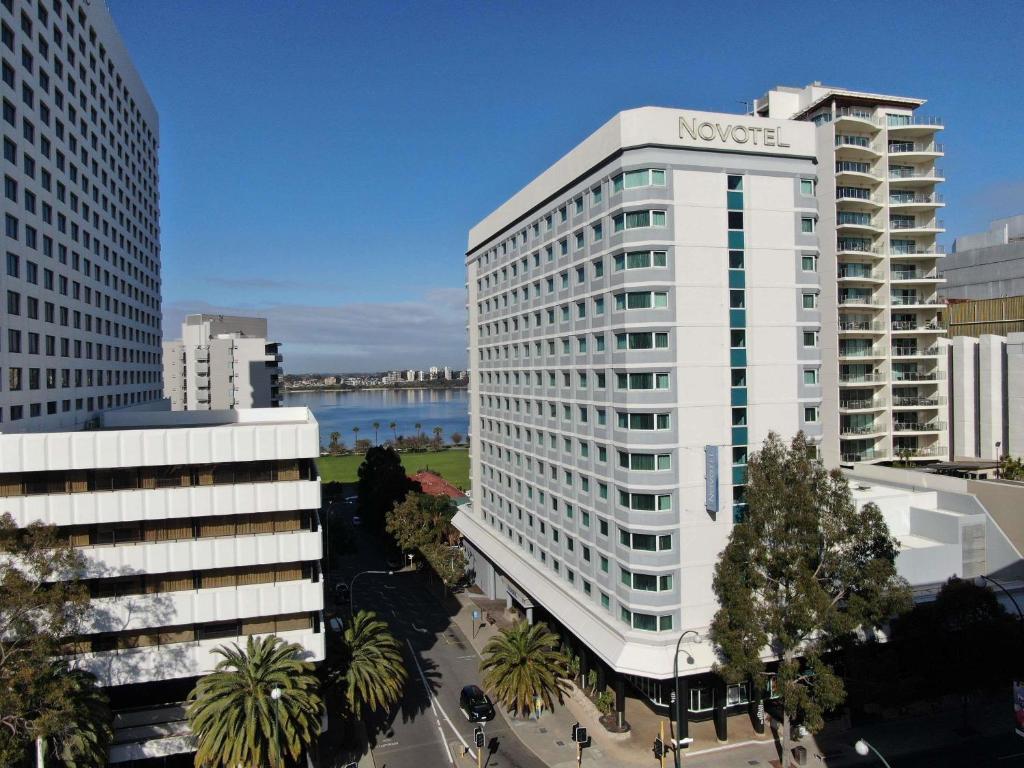 een groot wit gebouw met een bord erop bij Novotel Perth Langley in Perth