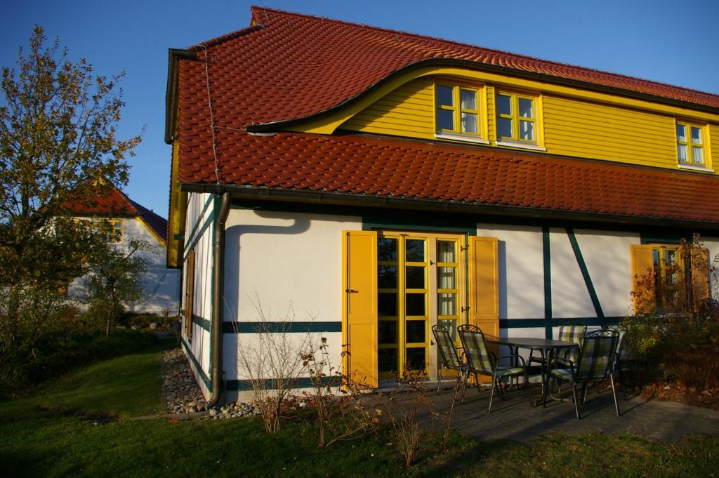 ドランスケにあるTreibgut & Surfの黄色と白の家