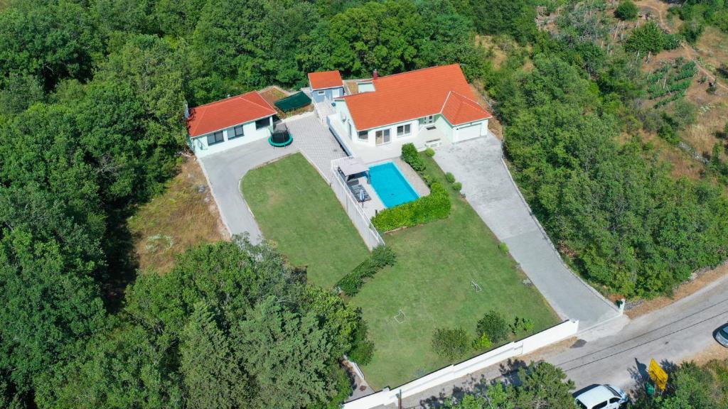 een uitzicht op een huis met een rood dak bij Villa FourM - Makarska by Villas Guide in Novak