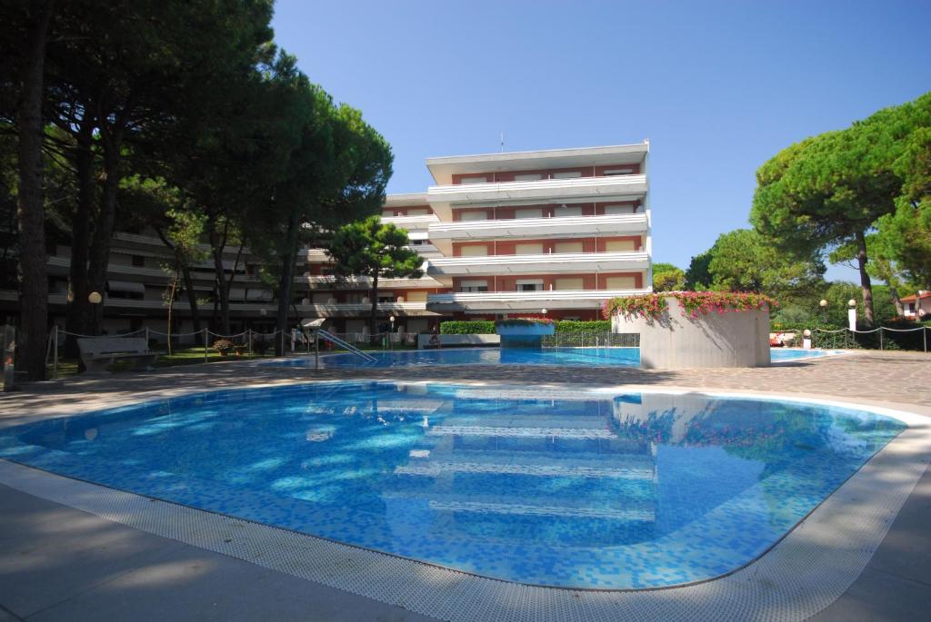 ein leerer Pool vor einem Gebäude in der Unterkunft Appartamenti Meridiana in Lignano Sabbiadoro