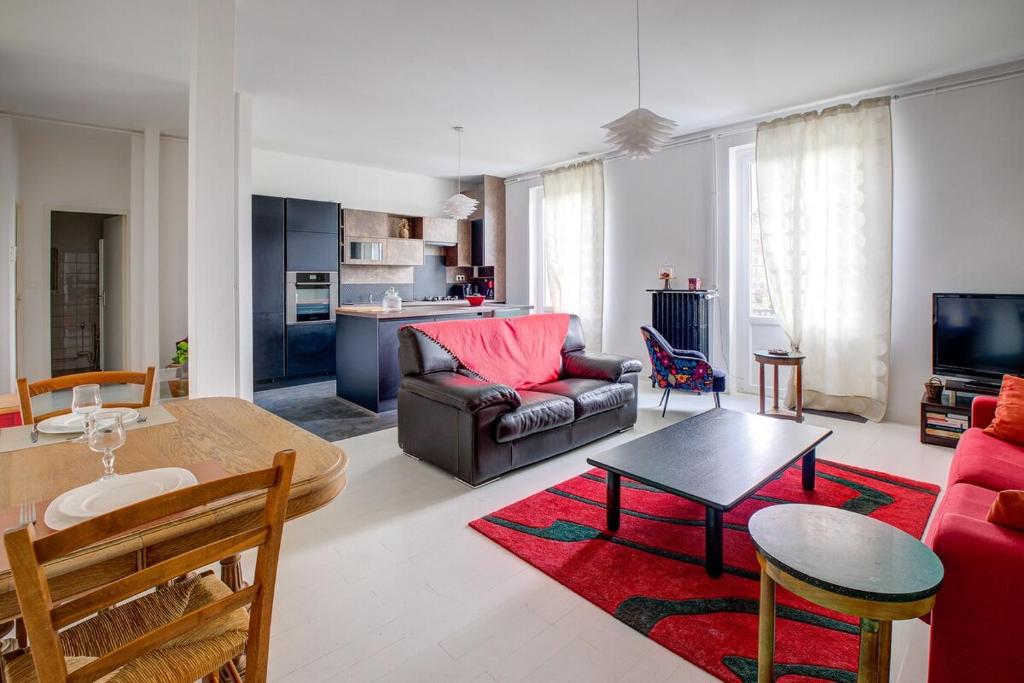 TV a/nebo společenská místnost v ubytování Le bien-être au cœur de la ville confort & vue