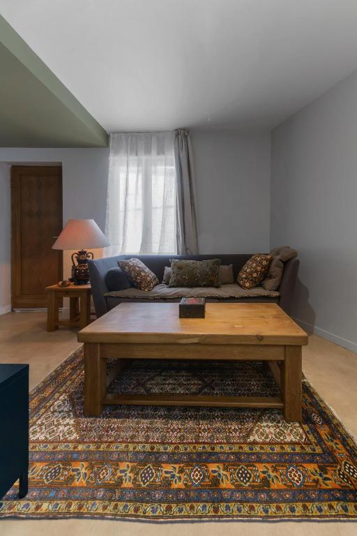 a living room with a couch and a coffee table at Le Bompart - Petite maison design et confortable proche centre in Clermont-Ferrand