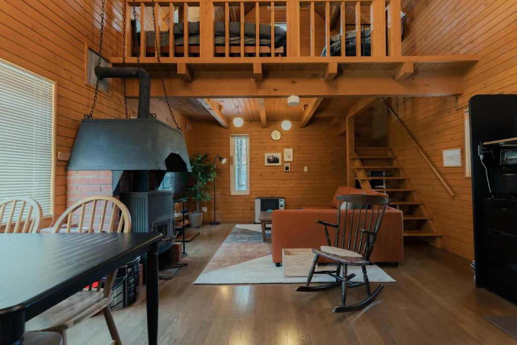 een woonkamer met een trap en een loft bij Mokurie in Teshikaga