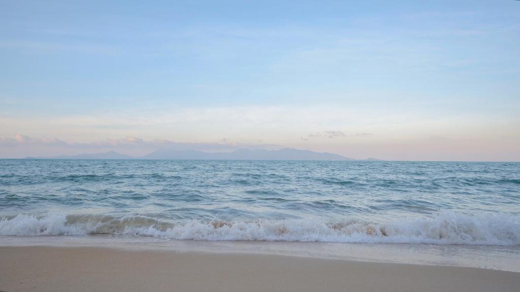 uitzicht op de oceaan vanaf het strand bij Three Monkeys Chaweng Beach in Nathon Bay