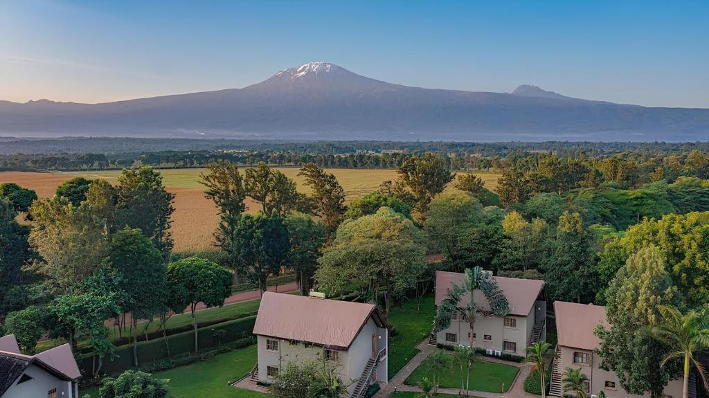 een luchtfoto van een huis met een berg op de achtergrond bij Weru Weru River Lodge in Moshi