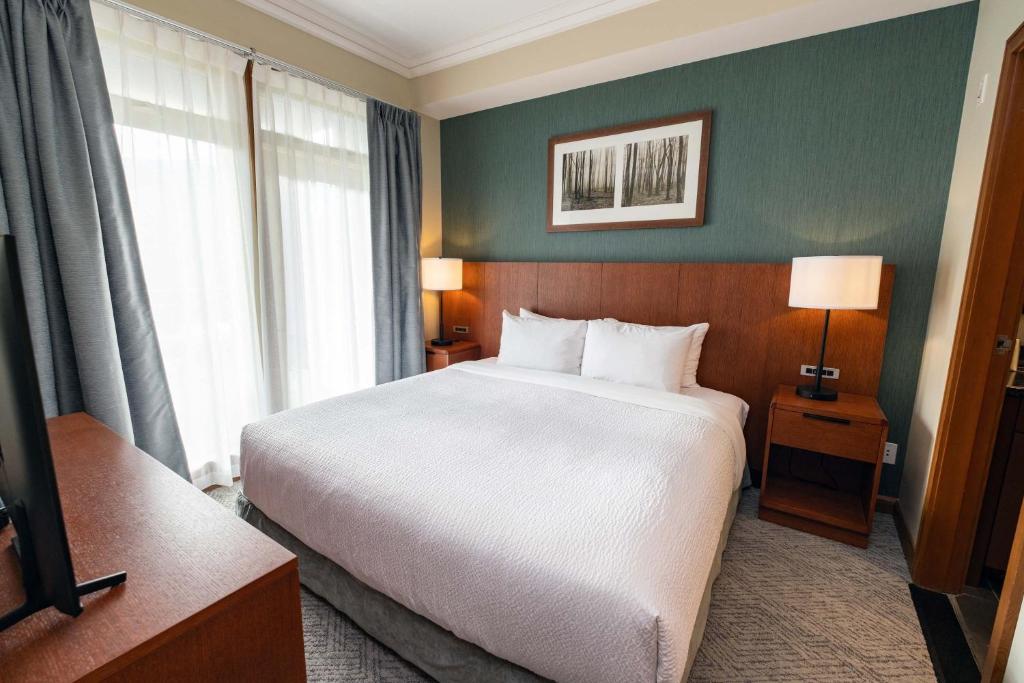 Sutton Place Hotel Revelstoke Mountain Resort photo