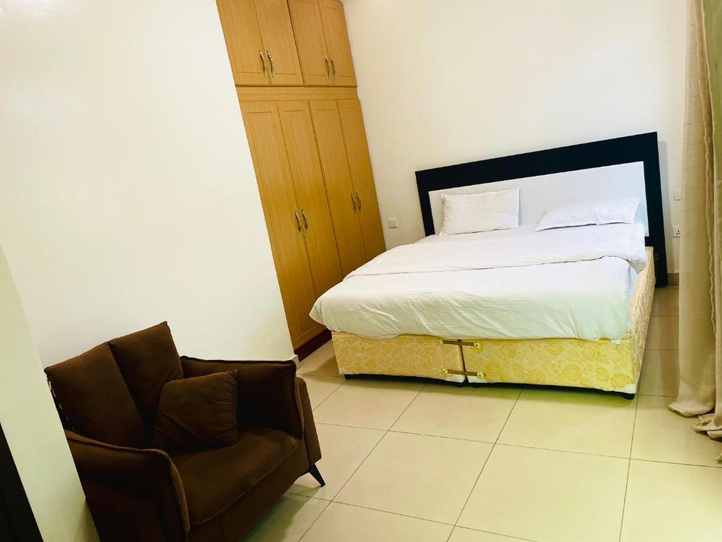 Een bed of bedden in een kamer bij Kingston apartment