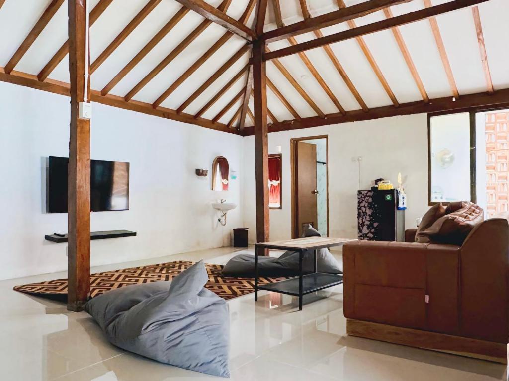 un soggiorno con un divano e un tavolo di Tamu Agung Wonosari a Wonosari