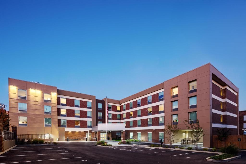 un parking vide devant un bâtiment dans l'établissement Home2 Suites By Hilton Memphis Downtown, à Memphis