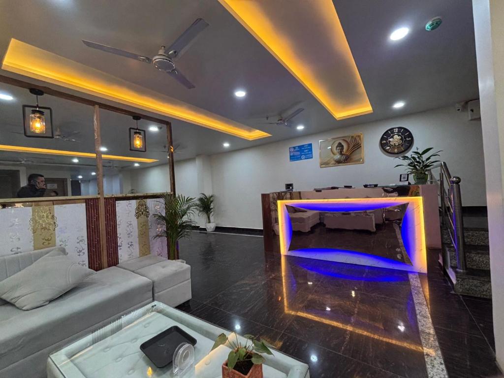 Hotel Vasudha Inn Near Delhi Airport في نيودلهي: غرفة معيشة بها أريكة وطاولة