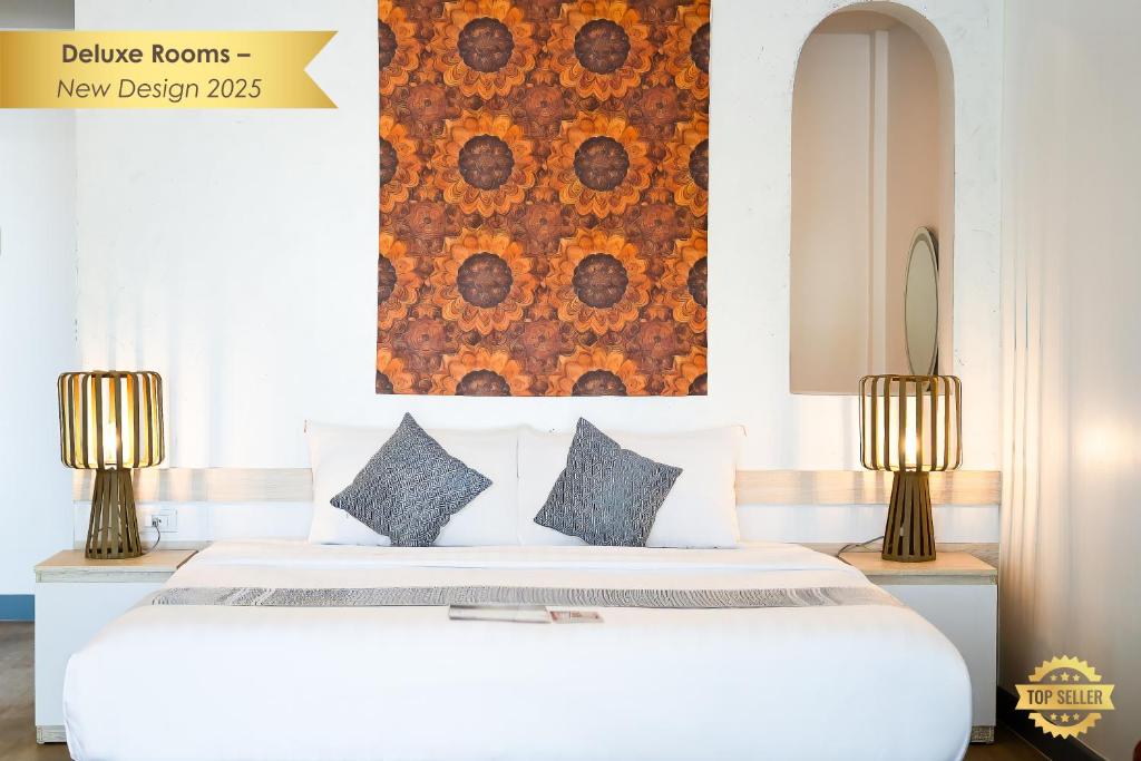 een slaapkamer met een groot wit bed met twee lampen bij The Sanctuary Nam Ngum Beach Resort in Vang Vieng