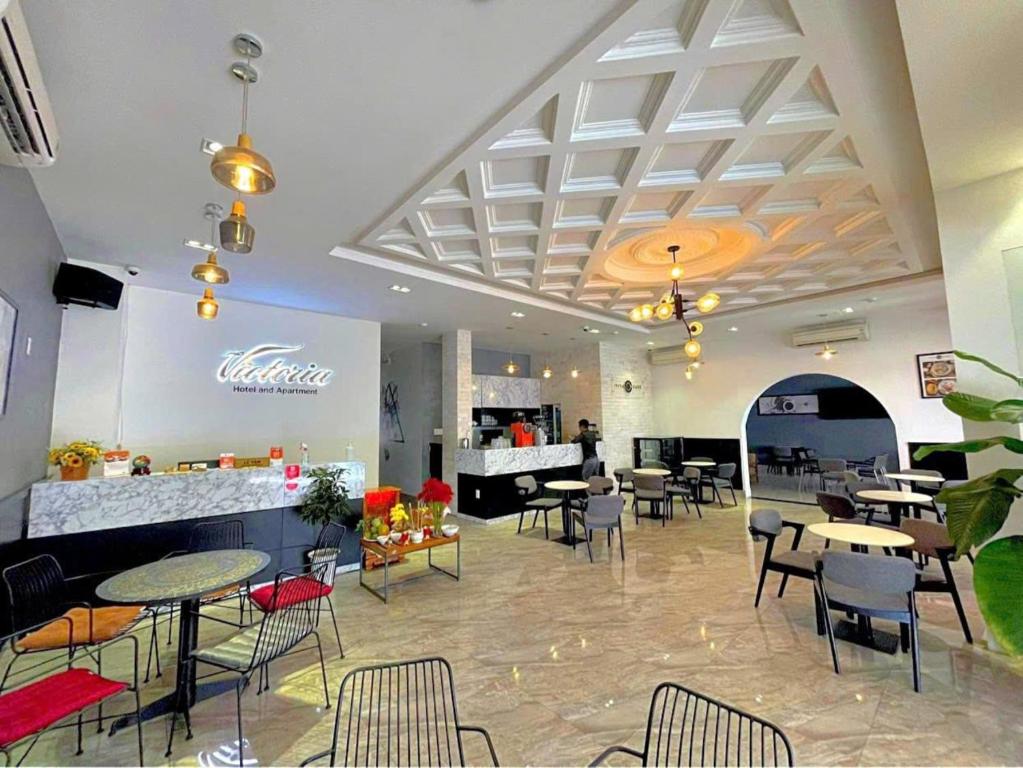 un restaurant avec des tables et des chaises dans une salle dans l'établissement Victoria Hotel And Apartment, à Ga Tân Thiết