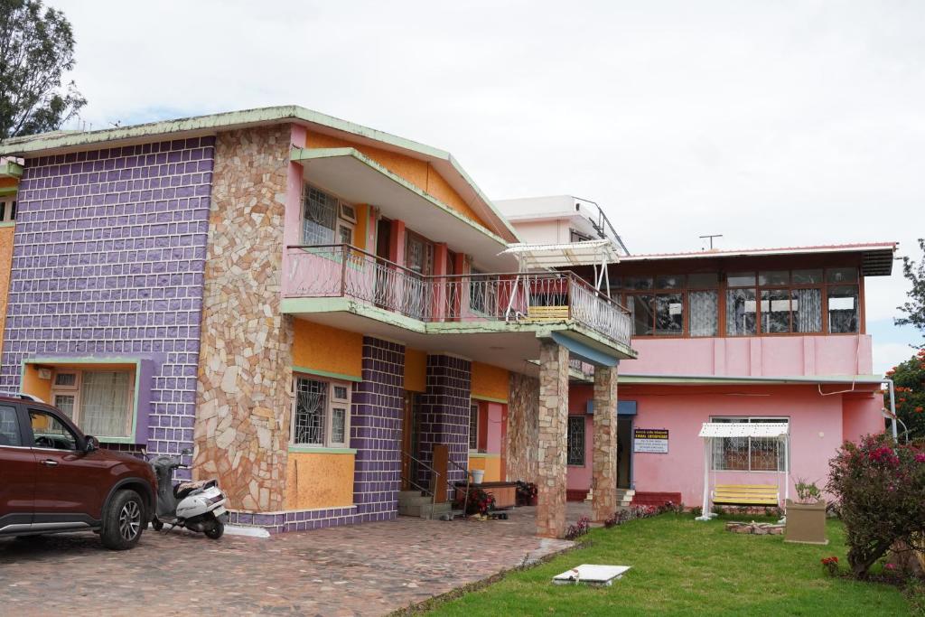 una casa con un camion parcheggiato di fronte di Aarroh villa a Coonoor