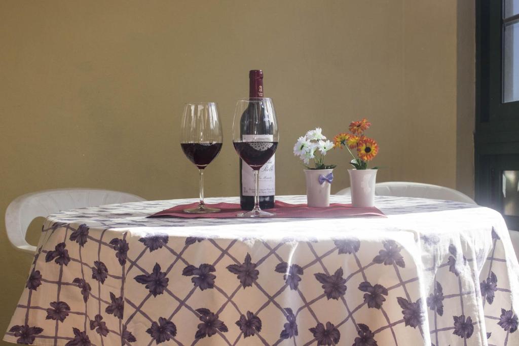 a table with two wine glasses and a bottle of wine at Residencial Los Silos in Los Silos