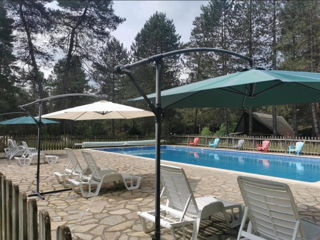 Swimmingpoolen hos eller tæt på Camping 3 étoiles - Piscine - ccbecgd