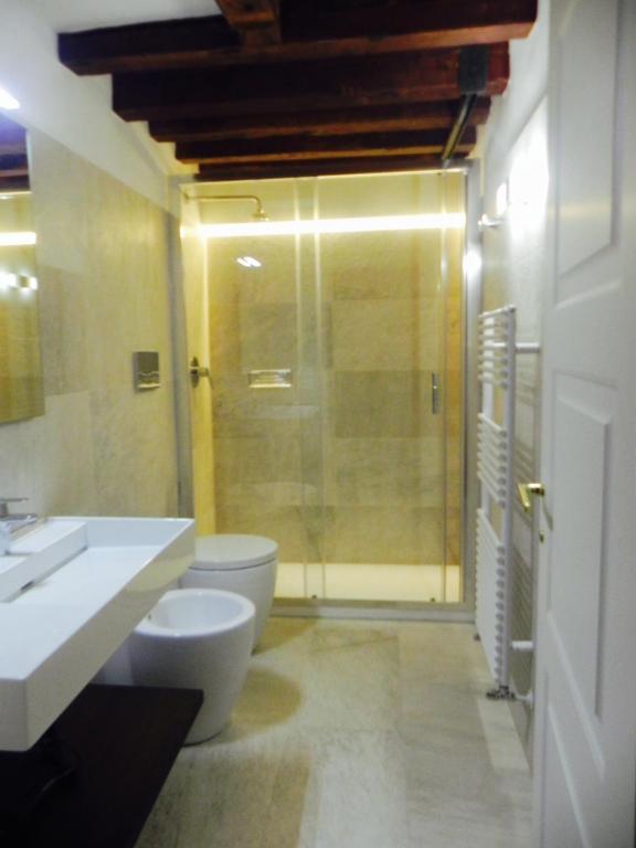 A bathroom at Home Venice Apartments-Rialto 1 - 2 - 3