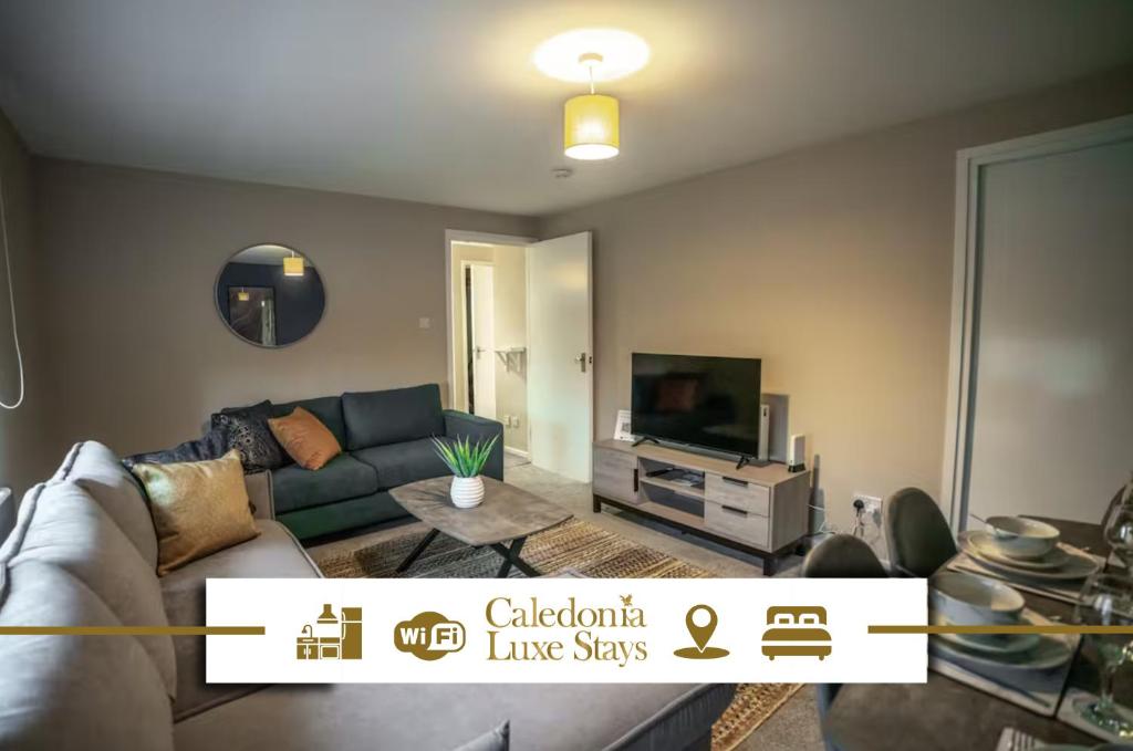 een woonkamer met een bank en een tv bij 2 BDR Flat By Caledonia Luxe Stays Short Lets & Serviced Accommodation Coatbridge in Coatbridge