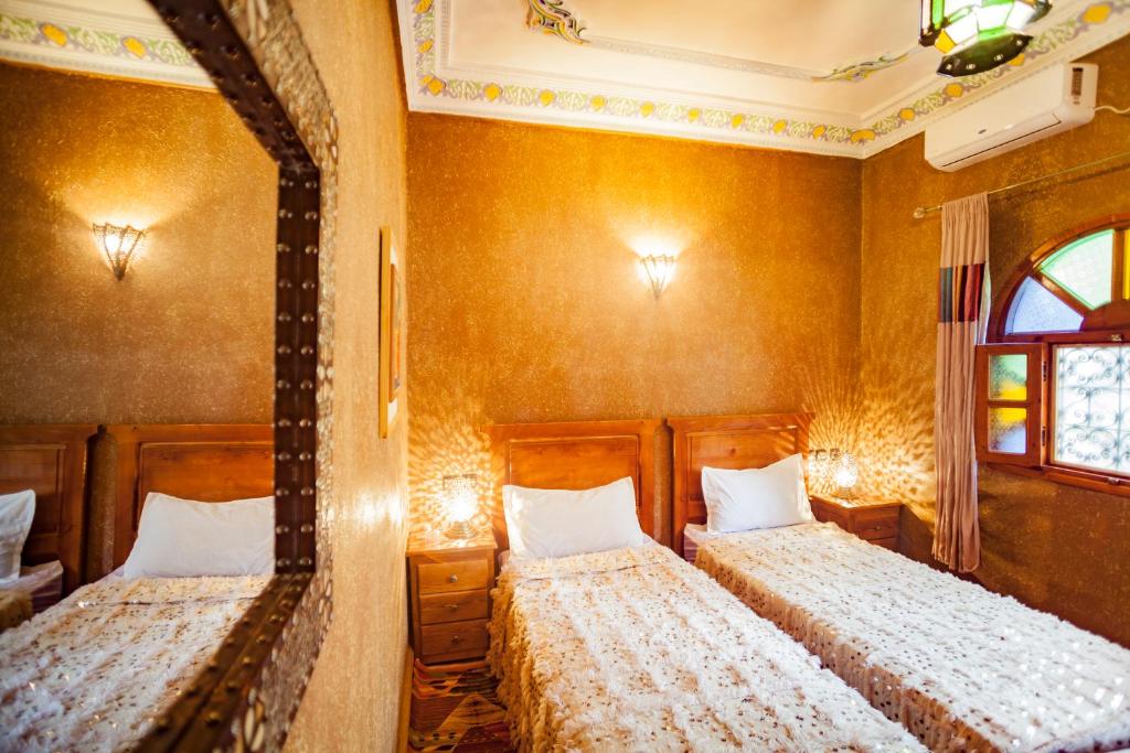 Postel nebo postele na pokoji v ubytování Riad Soleil du Monde