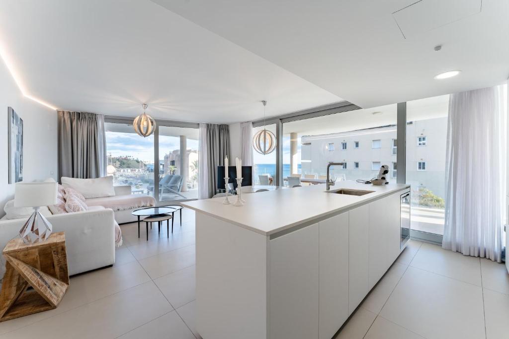 THE WAVE vistas al mar y parking privado by Sunny Residences