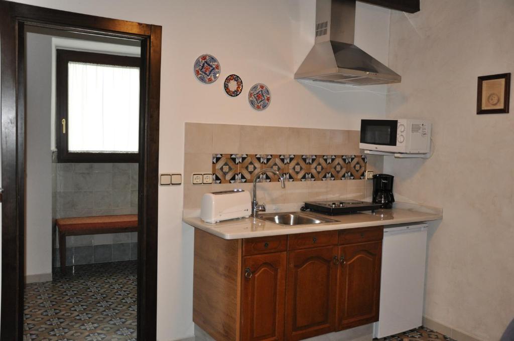 a kitchen with a sink and a microwave at Casa de las Remigias in Estepona