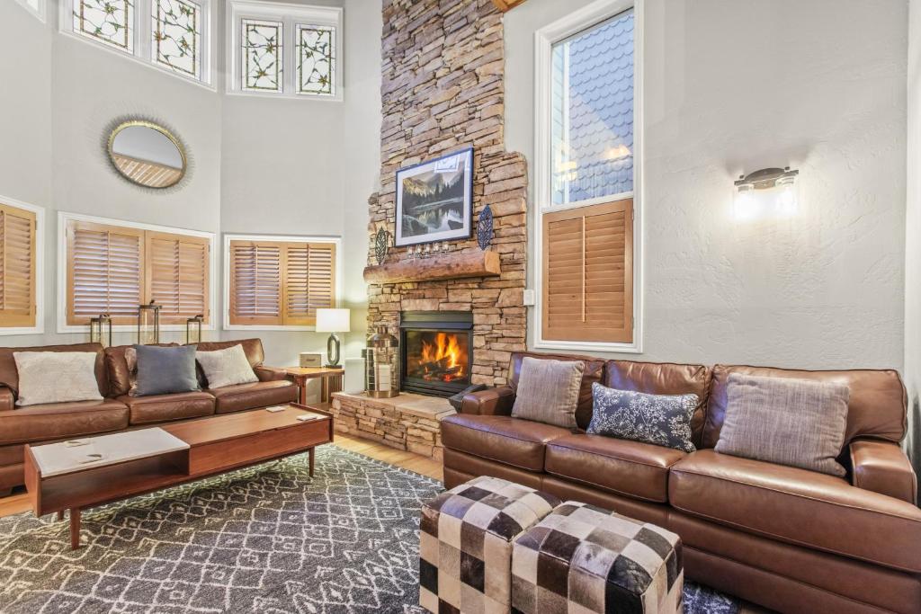 ein Wohnzimmer mit Sofa und Kamin in der Unterkunft MOTHERLODE 3 townhouse in Park City
