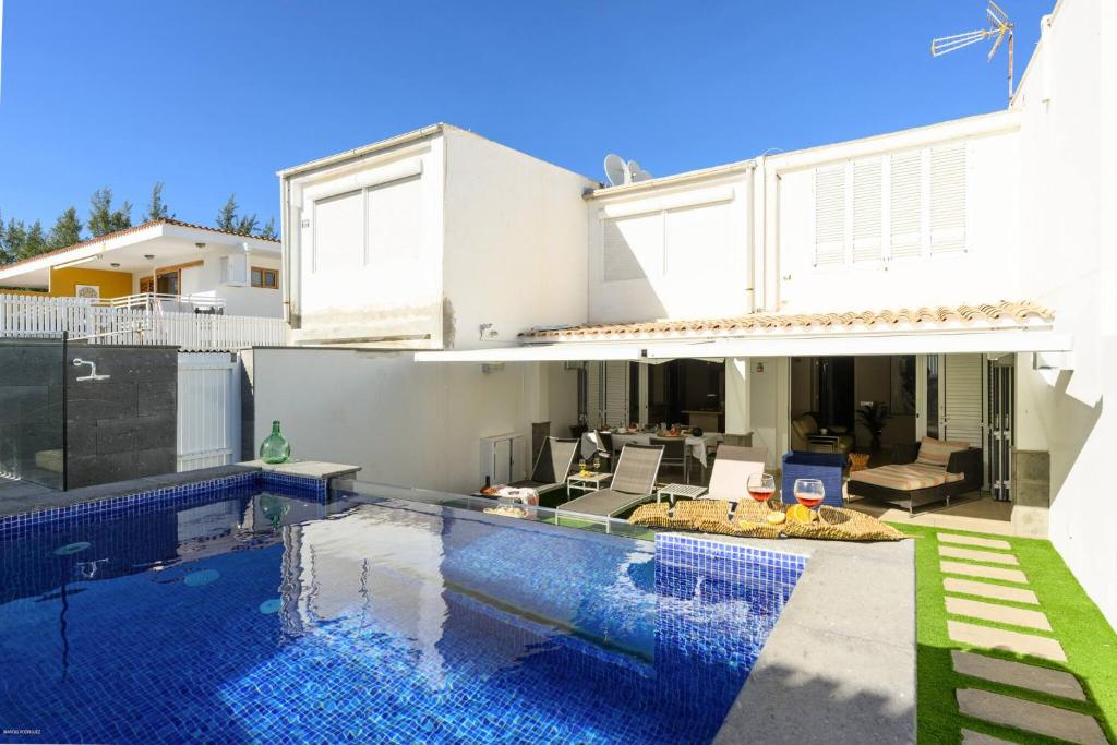 ein Swimmingpool vor einem Haus in der Unterkunft Villa Atlantis - San Agustín in San Agustín