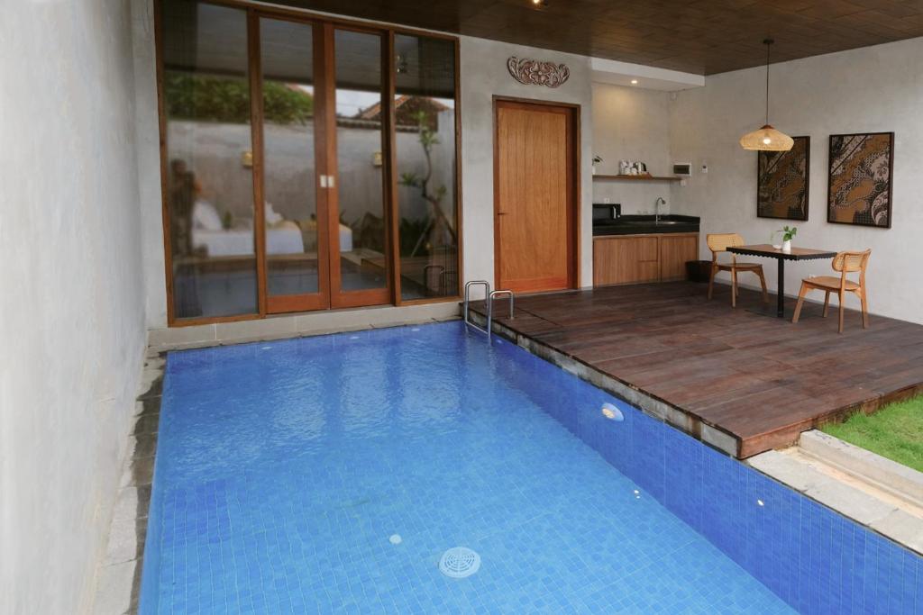 une piscine au milieu d'une maison dans l'établissement ME Villas Pererenan, Canggu, à Canggu