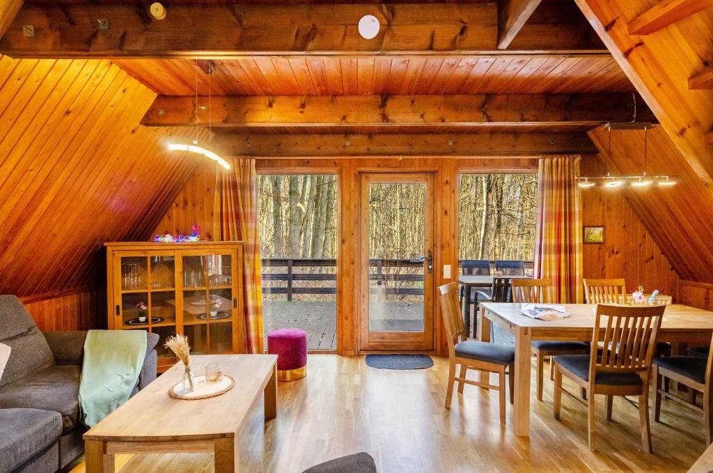 een woonkamer met een bank en een tafel bij Twistesee Ferienhaus 36 in Wetterburg