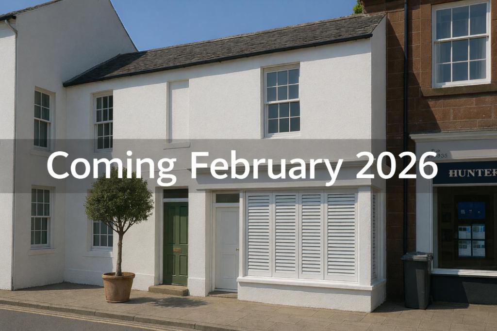 un bâtiment blanc avec les mots « à venir en février » dans l'établissement Bridge View Cottages, à Annan