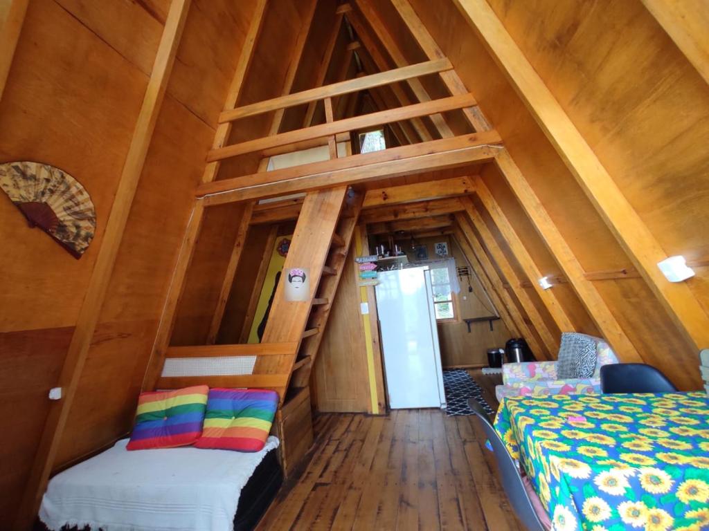 une chambre avec deux lits superposés et une échelle dans l'établissement Chalé na Serra Campo Alegre, à Campo Alegre