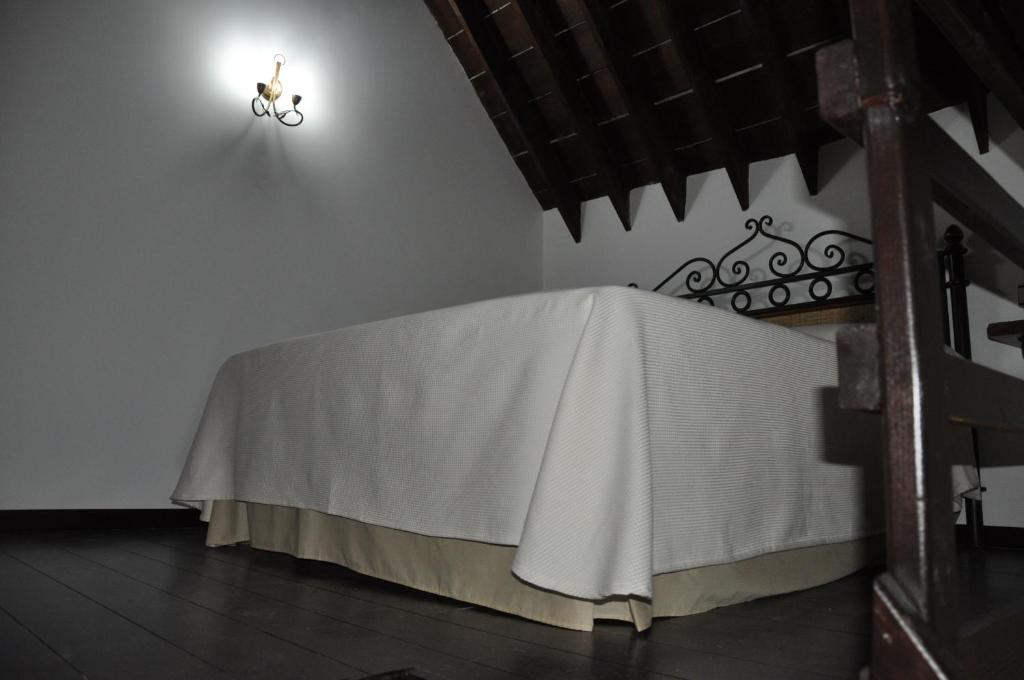 a room with a table with a white table cloth at Casa de las Remigias in Estepona