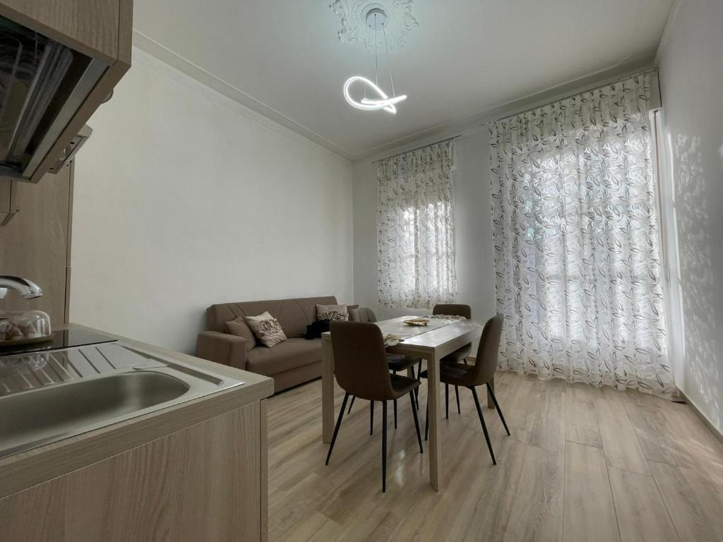 une cuisine et un salon avec une table et un canapé dans l'établissement Salinelle Home, à Paterno