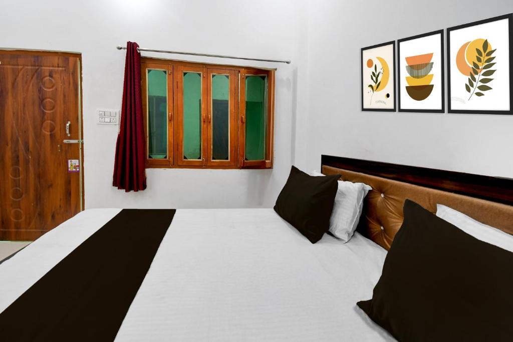 een slaapkamer met een bed en een raam bij SPOT ON by OYO Royal Hotel in Sītāpur